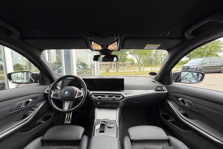 Sort BMW 330e fra 2024