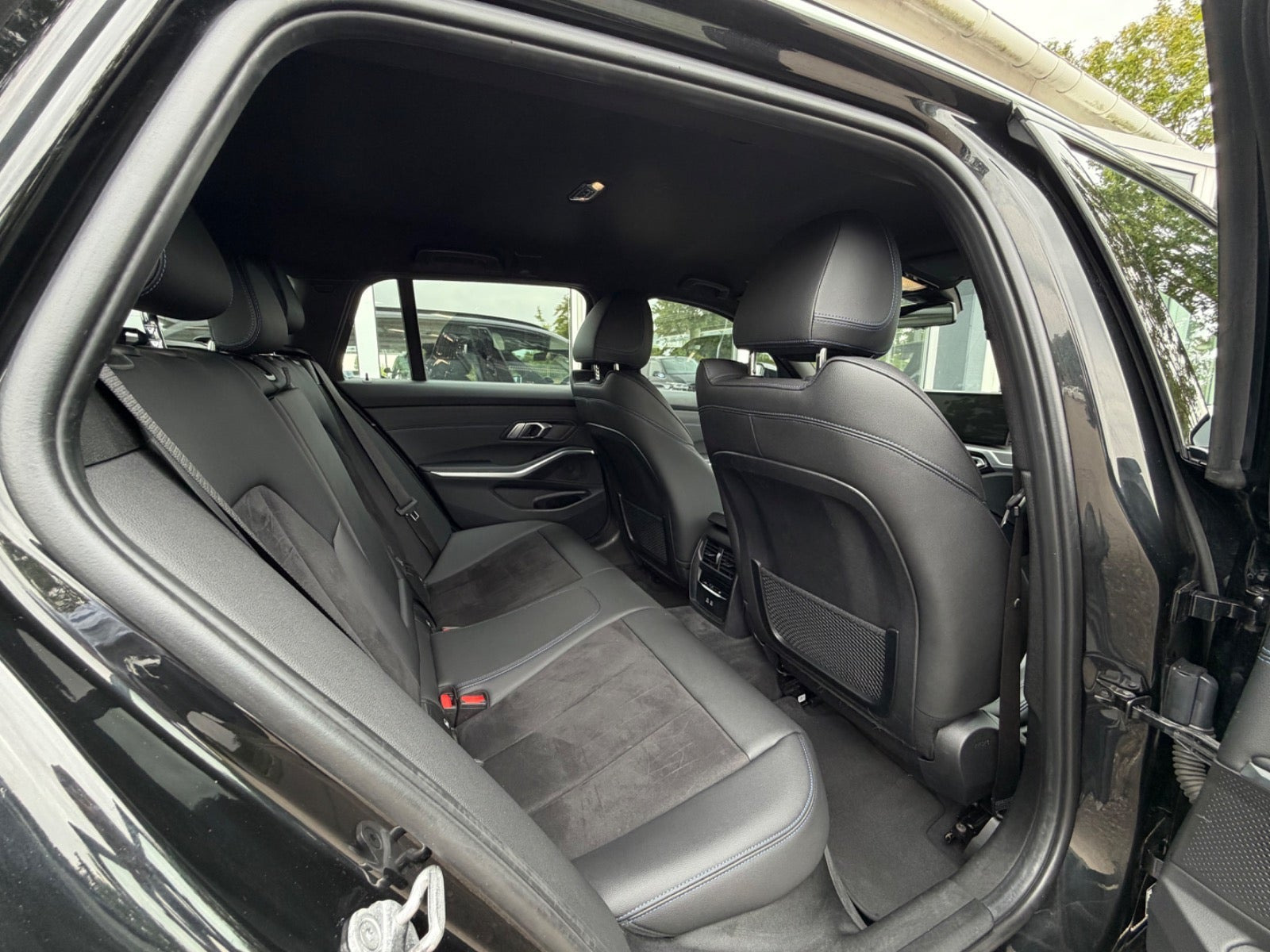 Sort BMW 330e fra 2024