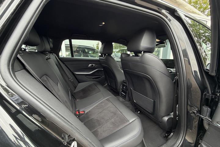 Sort BMW 330e fra 2024