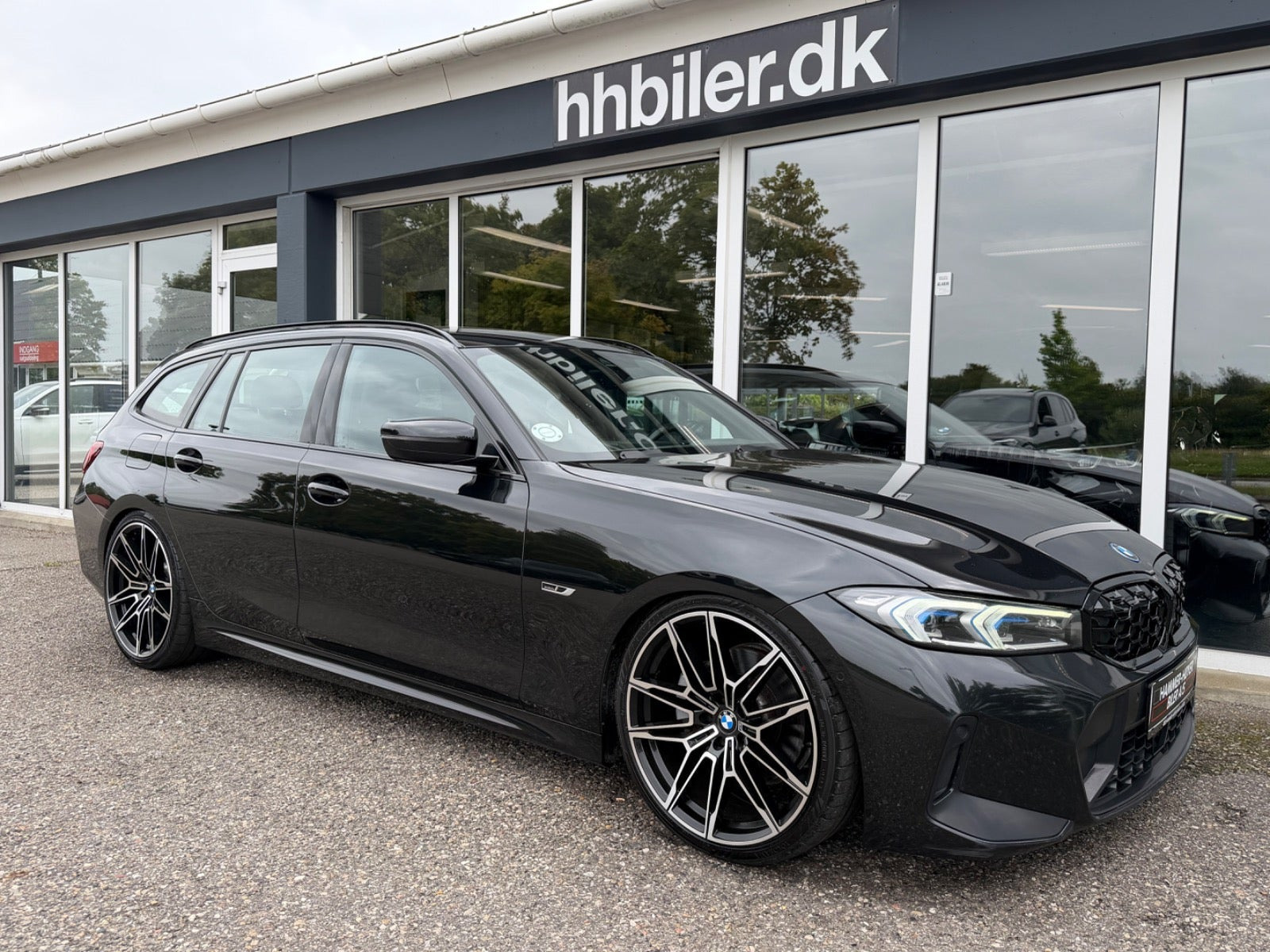 Sort BMW 330e fra 2024