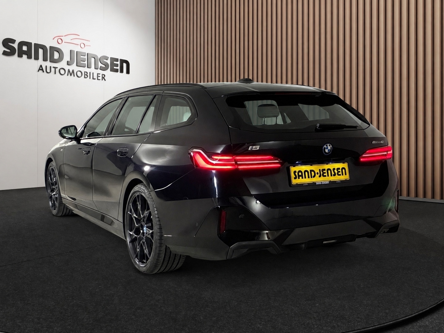 Sort BMW i5 fra 2025