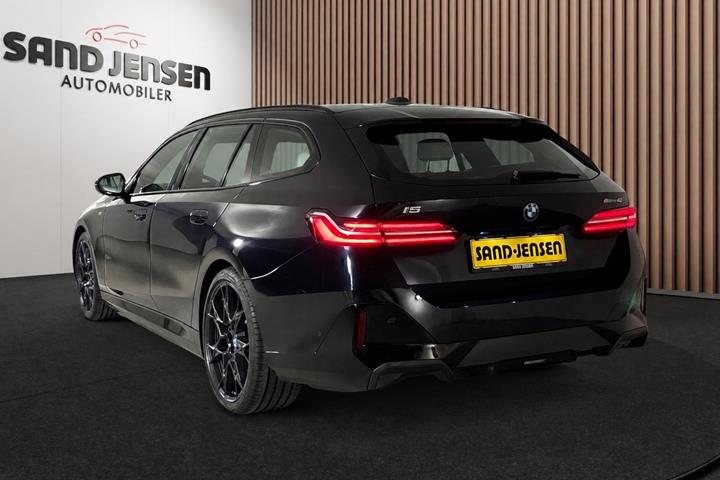 Sort BMW i5 fra 2025