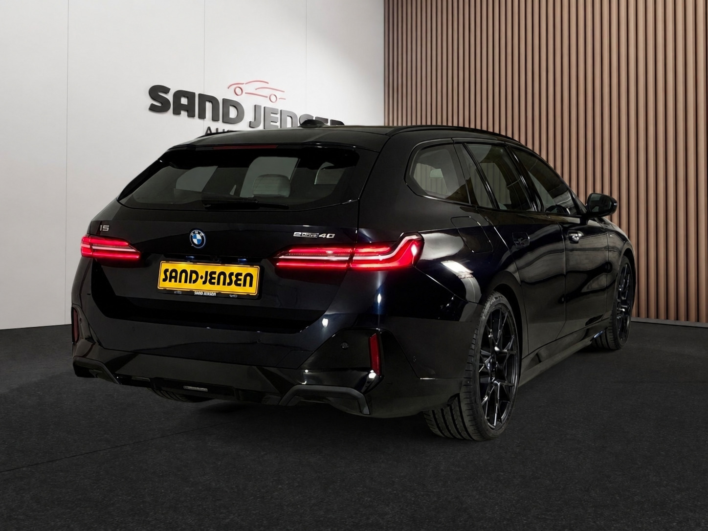 Sort BMW i5 fra 2025