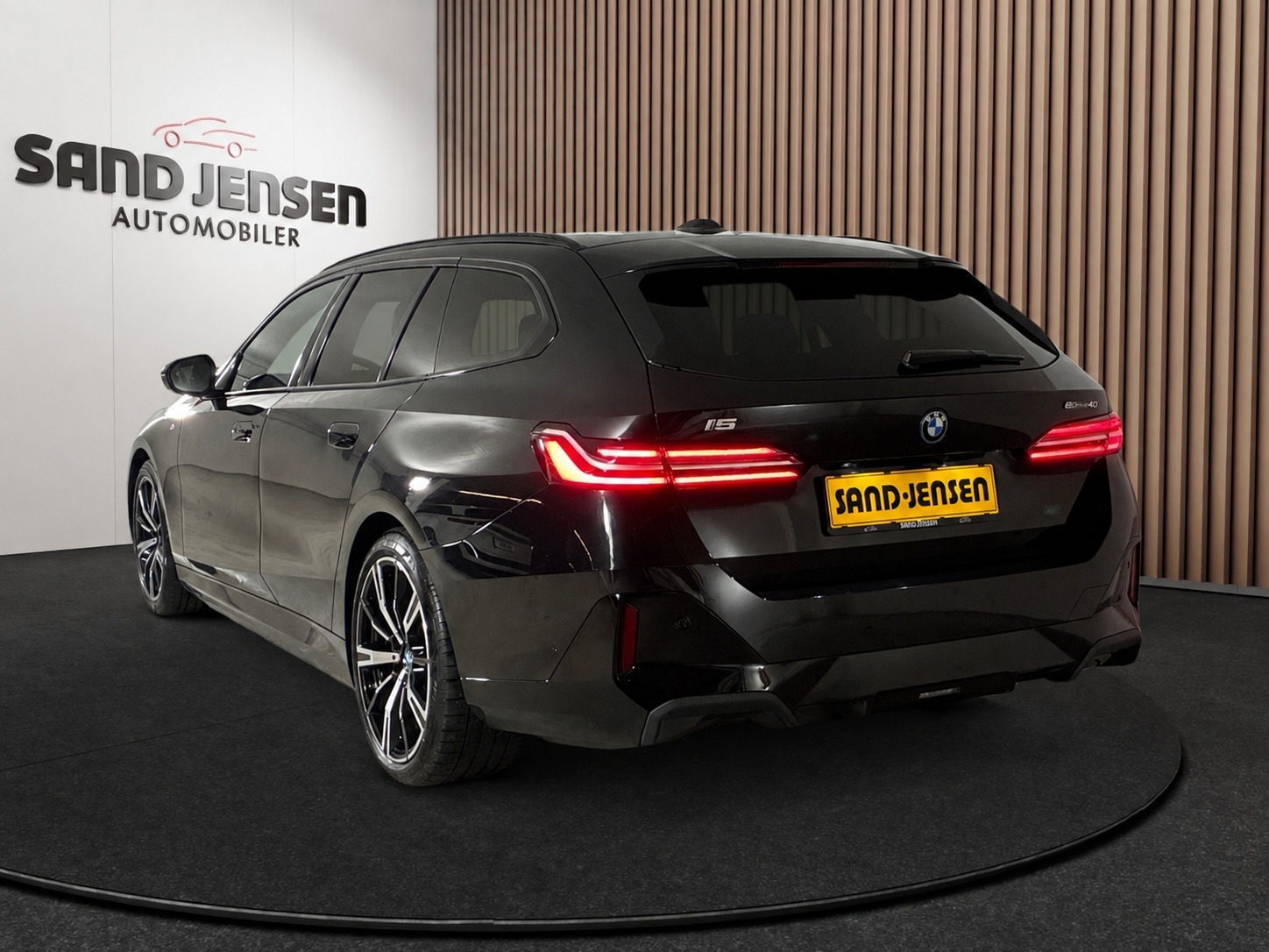 Sort BMW i5 fra 2025