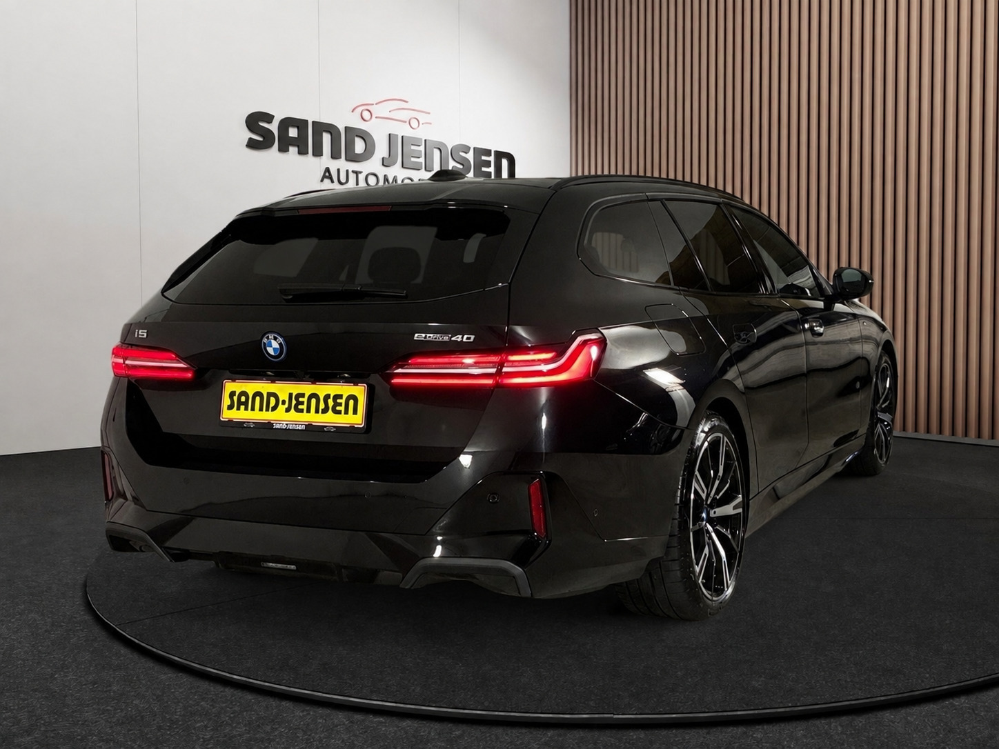 Sort BMW i5 fra 2025