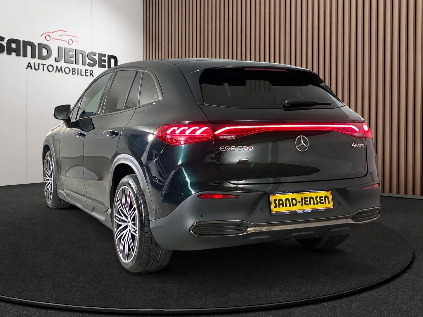 Grøn Mercedes EQE350 SUV fra 2024