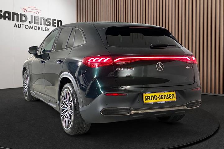 Grøn Mercedes EQE350 SUV fra 2024