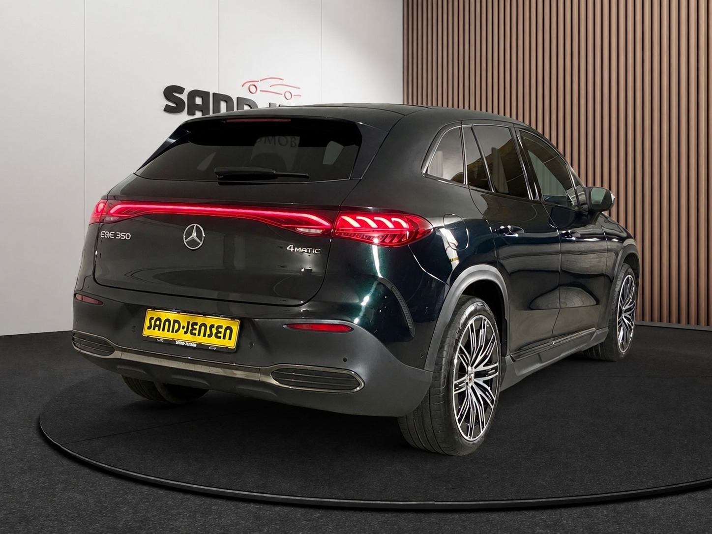 Grøn Mercedes EQE350 SUV fra 2024