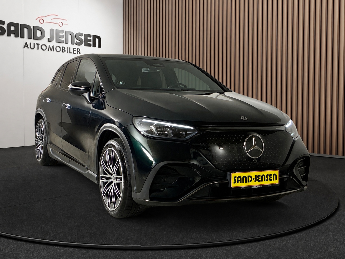 Grøn Mercedes EQE350 SUV fra 2024