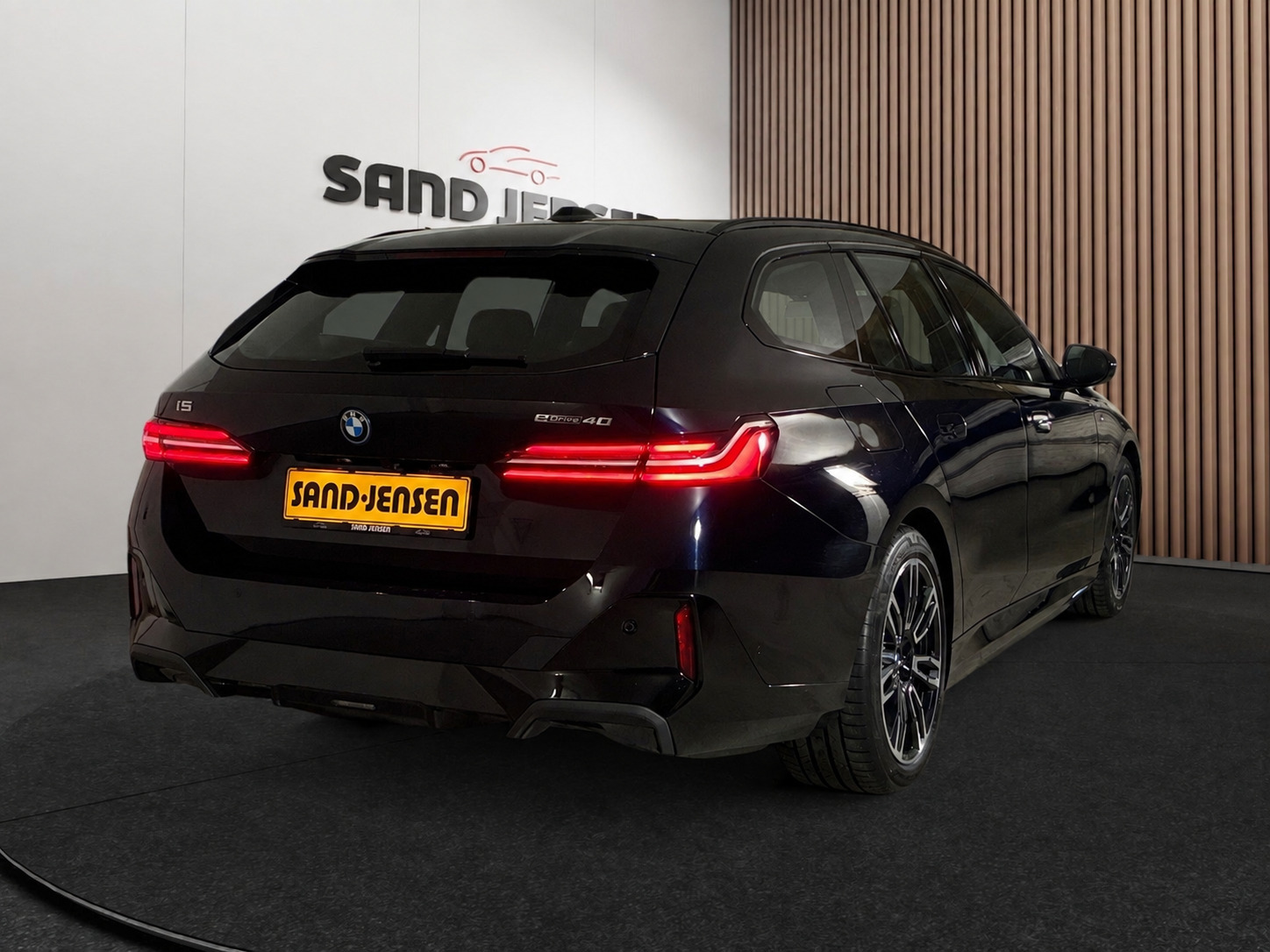 Sort BMW i5 fra 2025