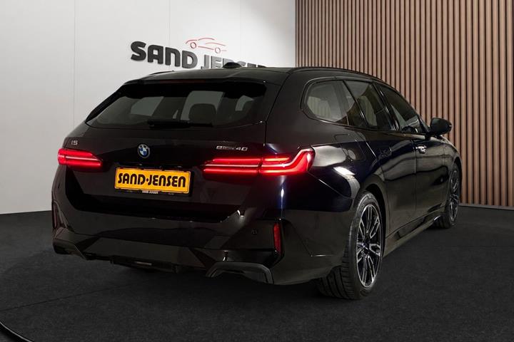 Sort BMW i5 fra 2025