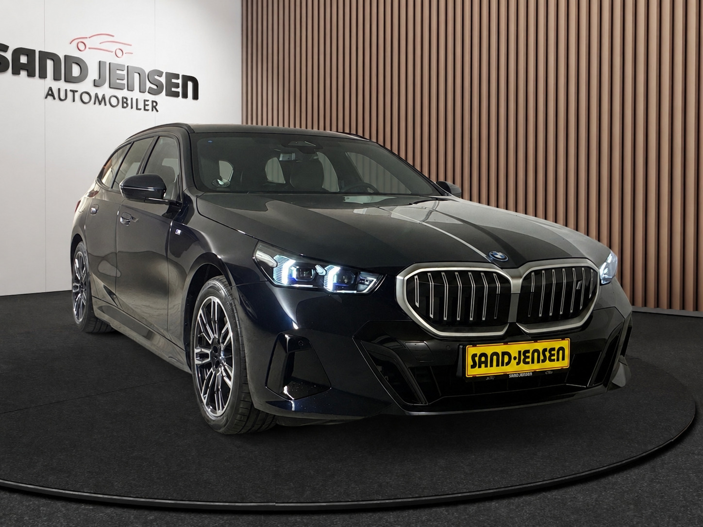 Sort BMW i5 fra 2025