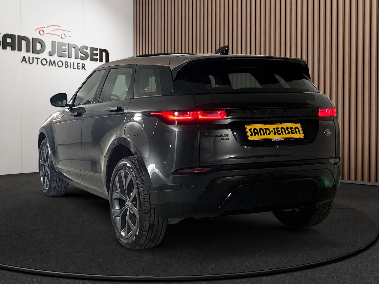 Grå Land Rover Range Rover evoque fra 2023