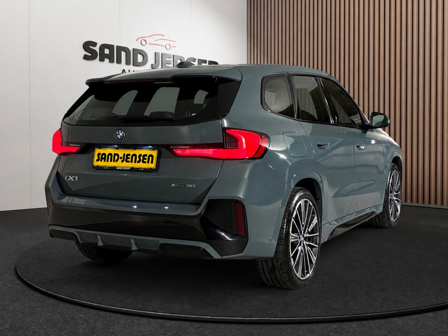 Grøn BMW iX1 fra 2025