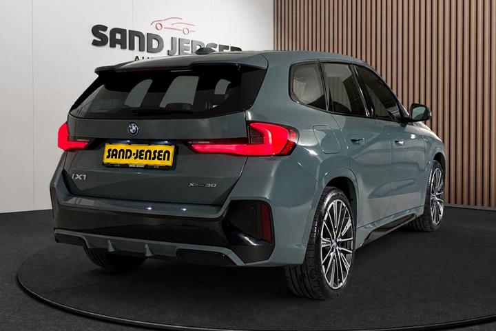 Grøn BMW iX1 fra 2025