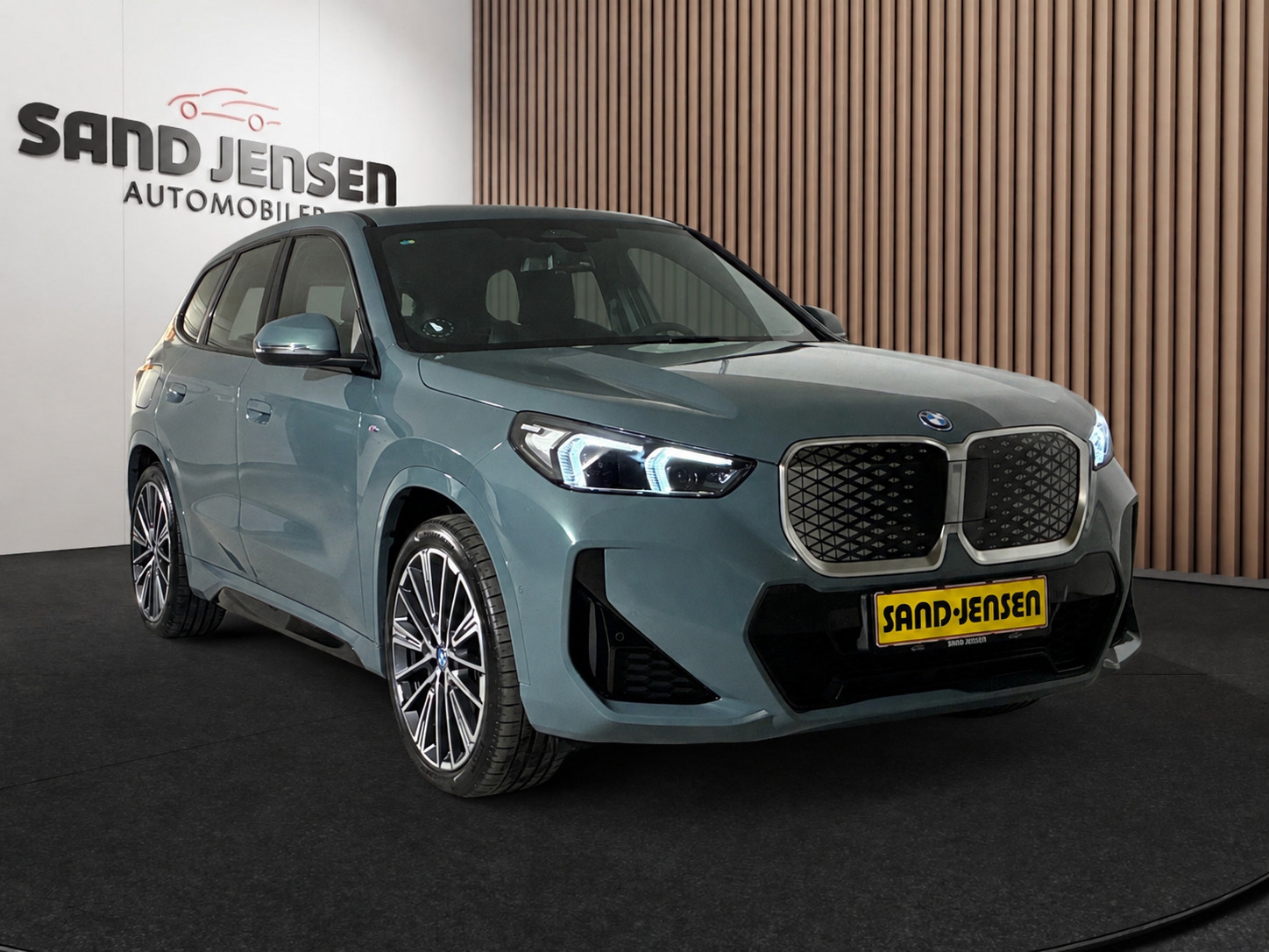 Grøn BMW iX1 fra 2025
