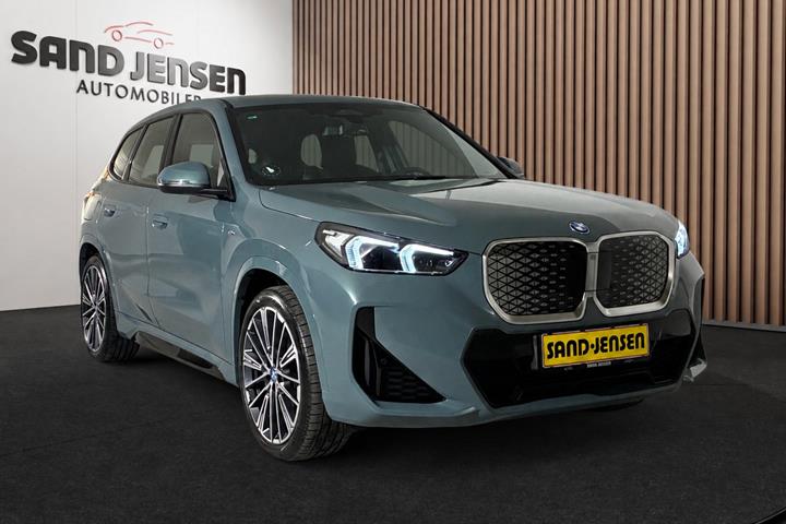 Grøn BMW iX1 fra 2025