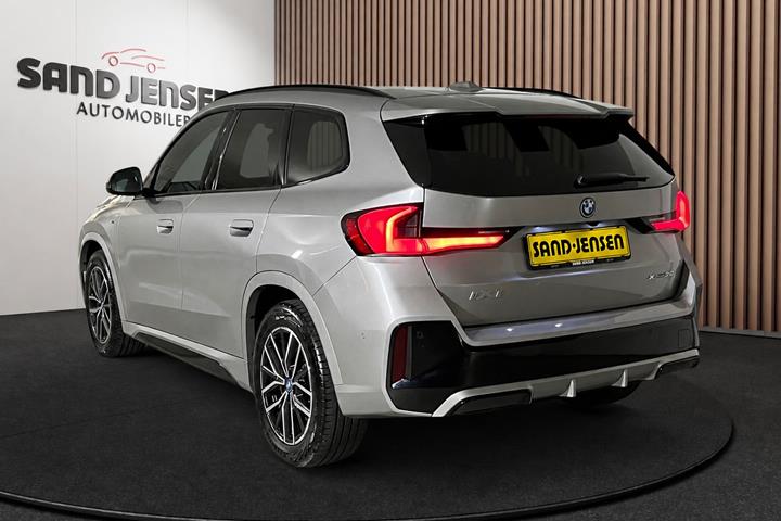 Grå BMW iX1 fra 2025