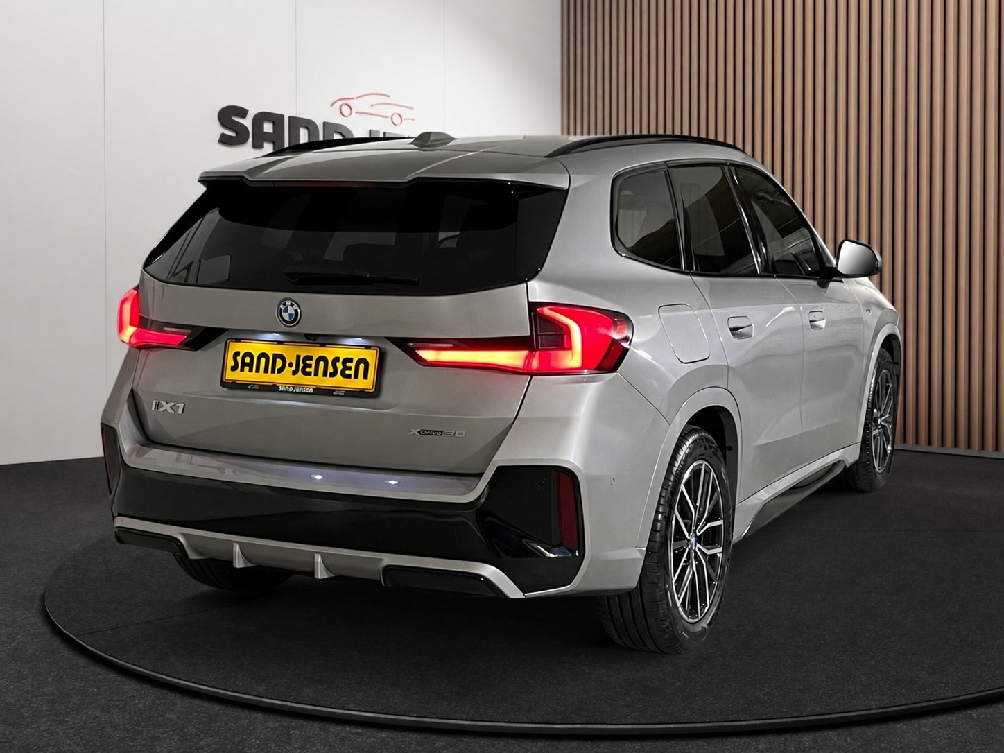 Grå BMW iX1 fra 2025