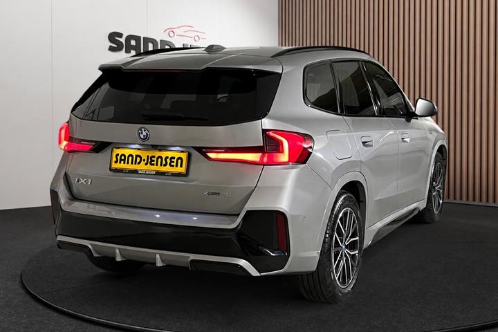 Grå BMW iX1 fra 2025