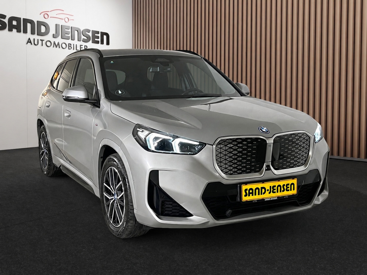 Grå BMW iX1 fra 2025