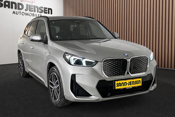Grå BMW iX1 fra 2025
