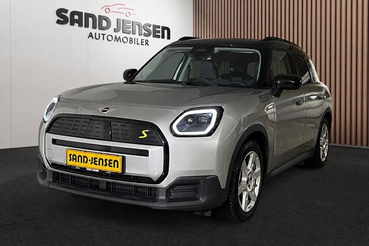 Blå Mini Countryman SE fra 2025 set udefra