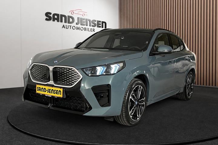 Grøn BMW iX2 fra 2025 set udefra