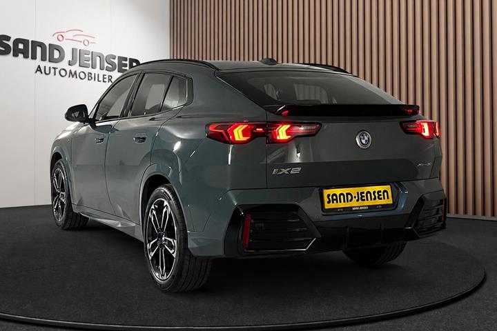 Grøn BMW iX2 fra 2025
