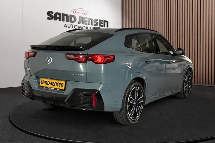 Grøn BMW iX2 fra 2025