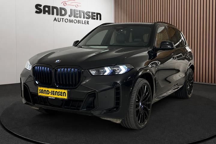 Sort BMW X5 fra 2024 set udefra
