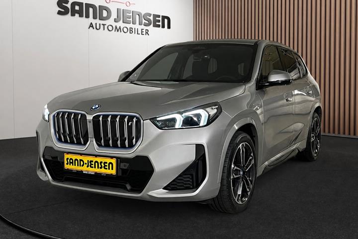 Sølv BMW iX1 fra 2024 set udefra