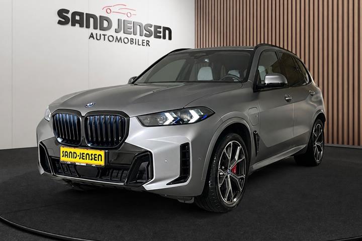 Grå BMW X5 fra 2025 set udefra