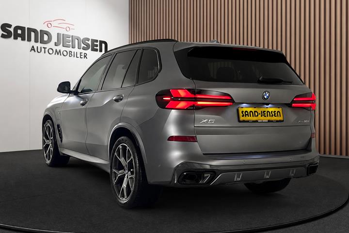 Grå BMW X5 fra 2025