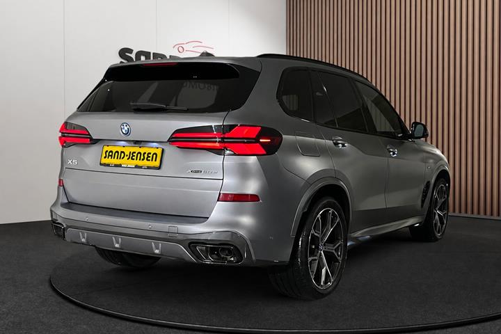 Grå BMW X5 fra 2025