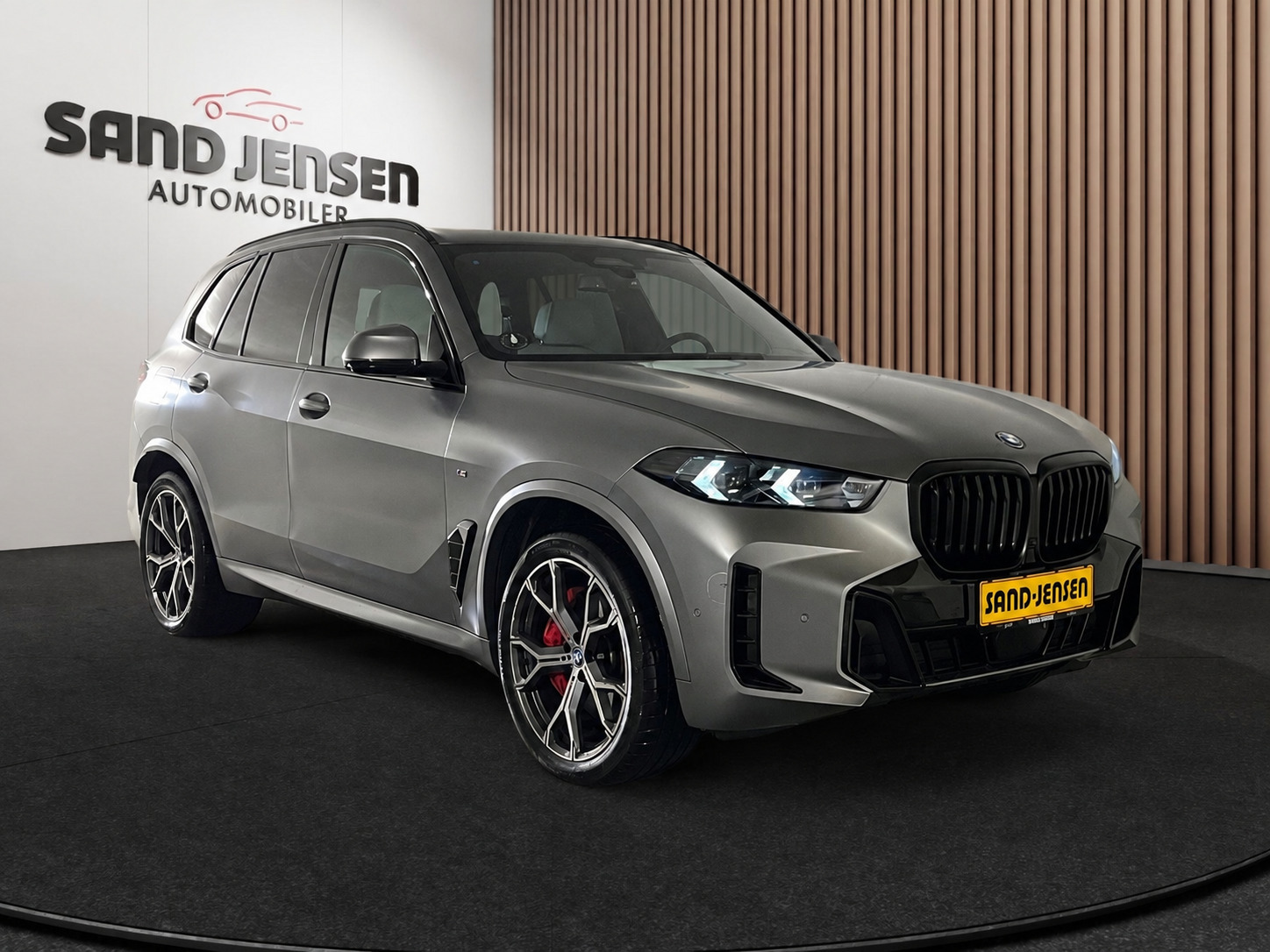 Grå BMW X5 fra 2025