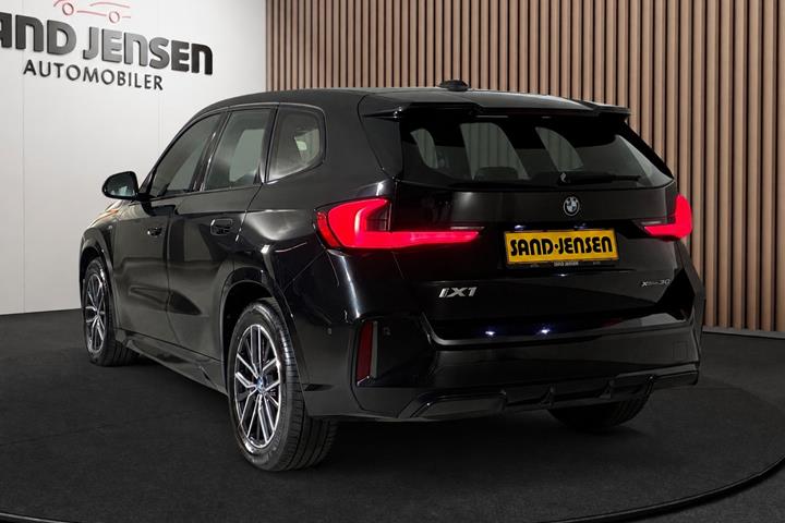 Sort BMW iX1 fra 2024
