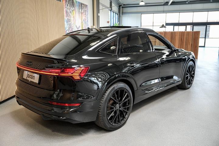 Sort Audi e-tron fra 2021