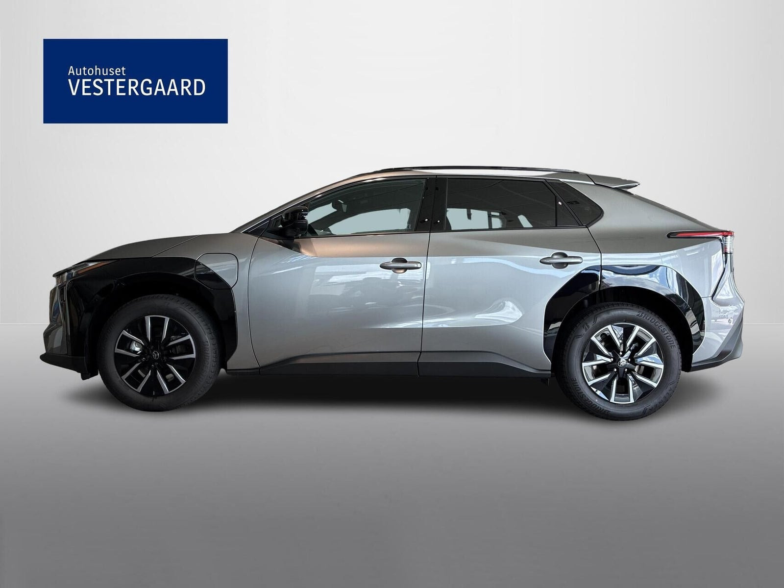 Grå Toyota BZ4X fra 2025
