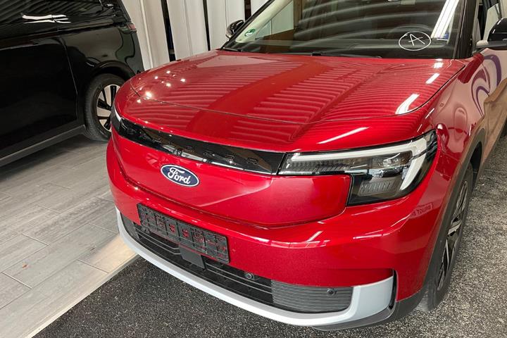 Rød Ford Explorer fra 2025