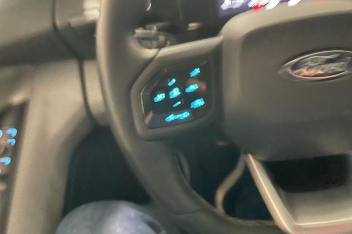 Rød Ford Explorer fra 2025