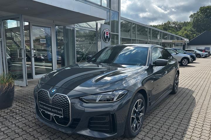 Grå BMW i4 fra 2025
