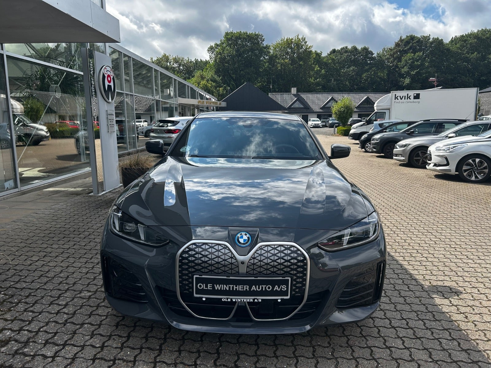 Grå BMW i4 fra 2025