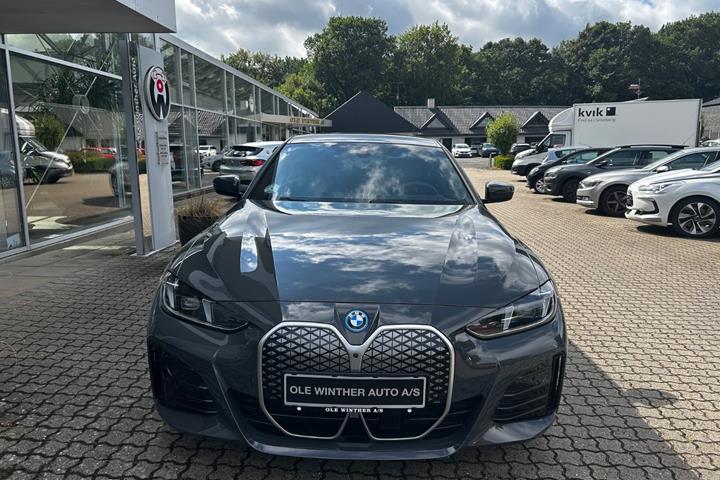 Grå BMW i4 fra 2025