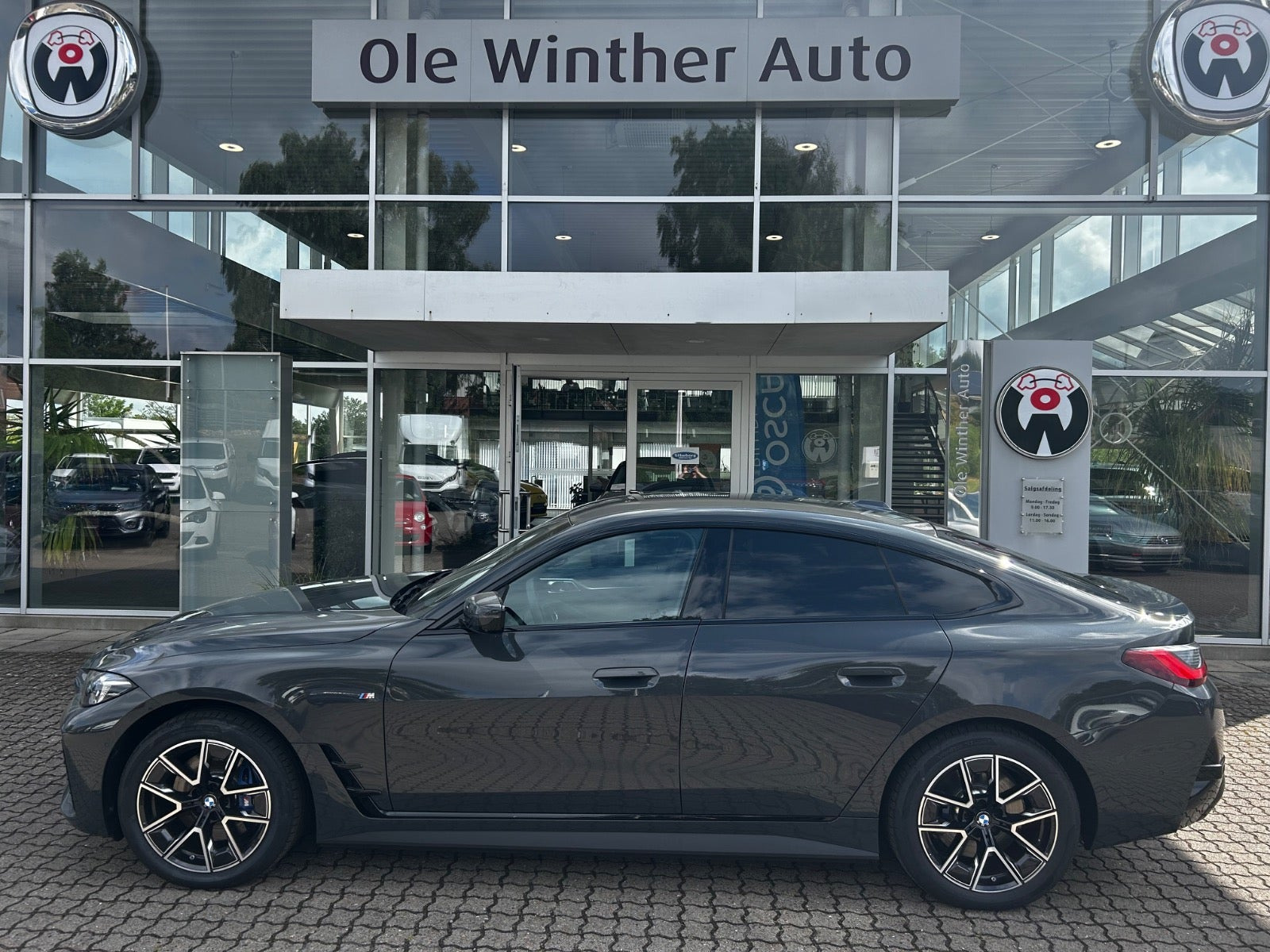 Grå BMW i4 fra 2025