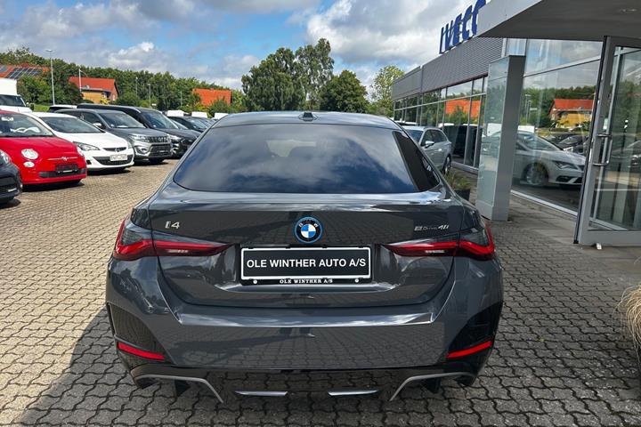 Grå BMW i4 fra 2025