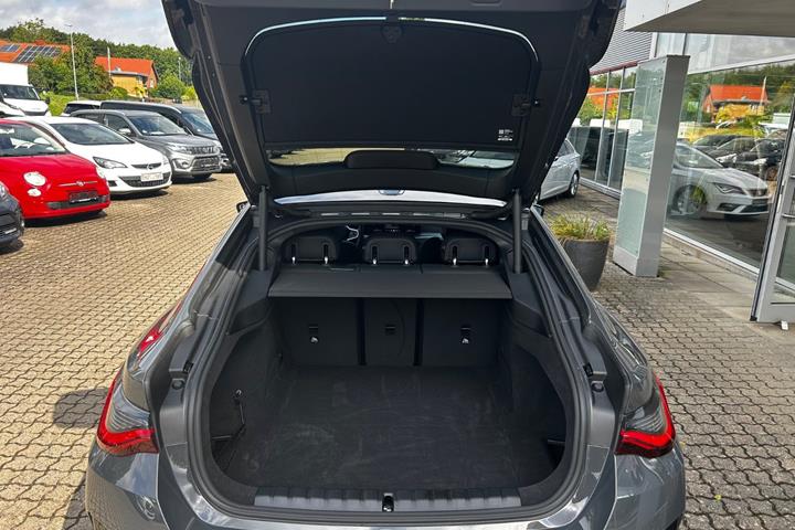 Grå BMW i4 fra 2025