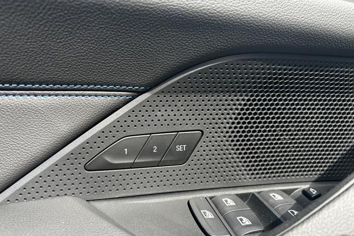 Grå BMW i4 fra 2025