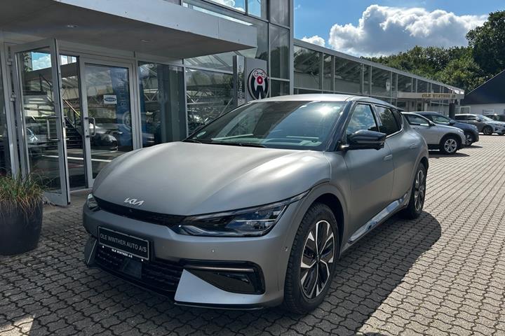 Grå Kia EV6 fra 2024 set udefra