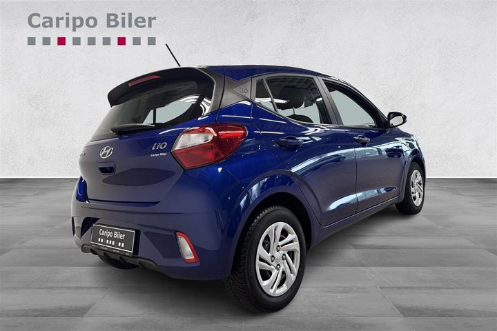 Blå Hyundai i10 fra 2023